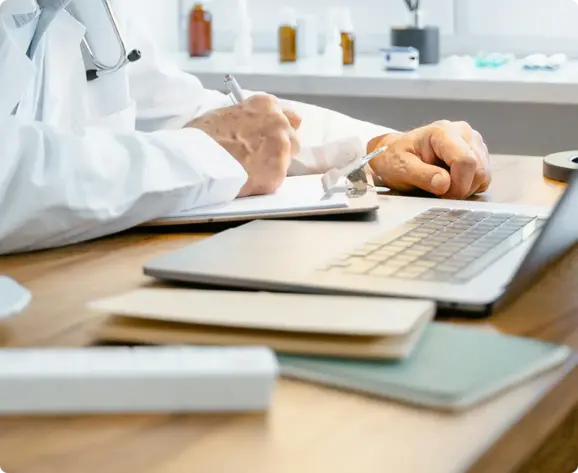 Ljekar zatrpan administrativnim radom — gubitak vremena zbog kucanja medicinskih nalaza